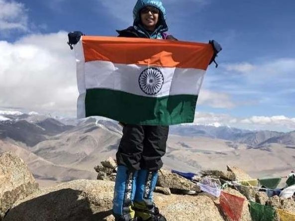 Mumbai's Kamya set new record for climbing | मुंबईच्या काम्याने केला गिर्यारोहणाचा नवा विक्रम