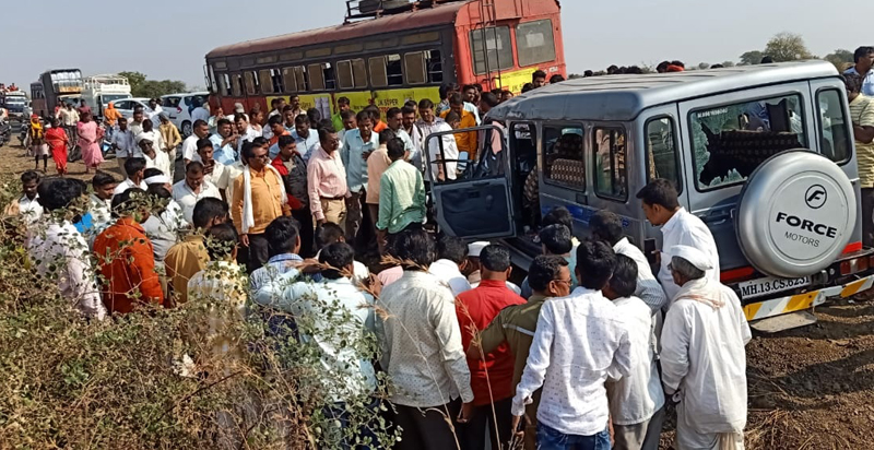 ST bus - Jeep face-to-face collision; Four people died on the spot | एसटी बस - जीपची समोरासमोर धडक; पाच जण ठार, सहा जण जखमी