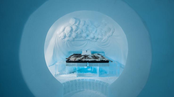 Ice hotel in Sweden .It is not imaginary . | बर्फाचं हॉटेल. गाद्यांपासून खाण्याच्या प्लेटपर्यंत इथे सर्व काही बर्फाचंच!