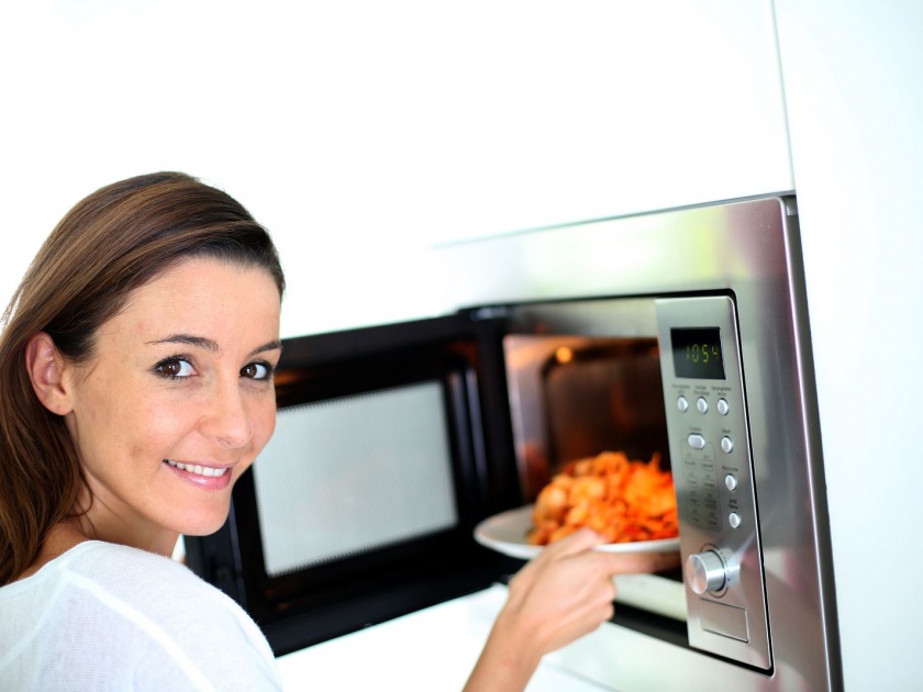 Using Microwave may be dangerous to your health . use it safely | मायक्रोवेव वापरल्यानं जडू शकतात गंभीर आजार. अभ्यासक म्हणतात मायक्रोवेव काळजीपूर्वकच वापरायला हवा!