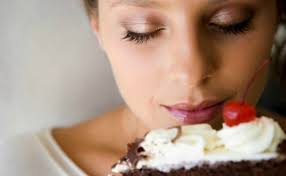 New Research says food smell is one of cause of waight gaining | नुसतं खाण्यानं नाही तर पदार्थाच्या वासानंही वाढतं वजन.