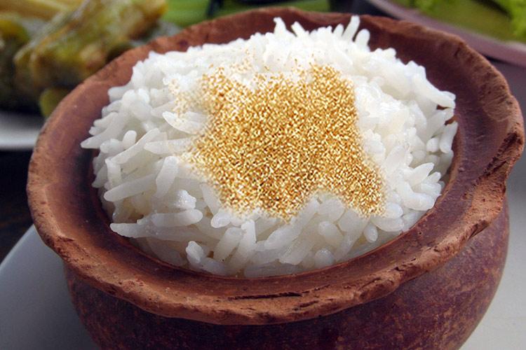 In Hyderabad shafe gives golden surprise. He served golden rice in wedding ceremony | लग्नाच्या मेजवानीत सोन्याचा भात.