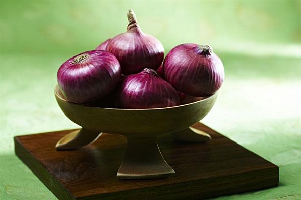 Onion is easiest solution for hair grow | केस वाढवायचे आहेत तर कांदा लावा!