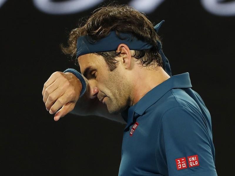 Shocking ... ending the challenge of defending champion Roger Federer in Australian open tennis | धक्कादायक...गतविजेत्या रॉजर फेडररचे आव्हान संपुष्टात