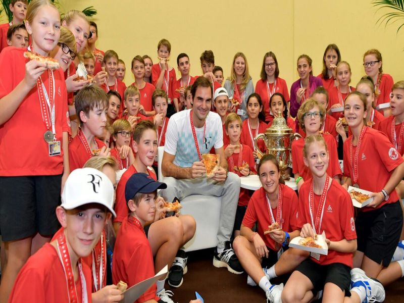 Federer's Great 'Pizza' Party: Celebrated with ball boys and ball girls at Basel | फेडररची ग्रेट 'पिझ्झा' पार्टी : बेसेल येथे बॉल बॉईज व बॉल गर्ल्ससोबत साजरा केला आनंदोत्सव