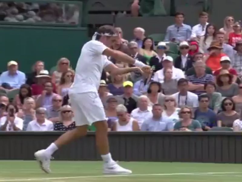 Wimbledon 2018: When Tennis King Roger Federer plays cricket on Wimbledon's court | Wimbledon 2018 : टेनिसचा सम्राट रॉजर फेडरर विम्बल्डनच्या कोर्टवर क्रिकेट खेळतो तेव्हा...