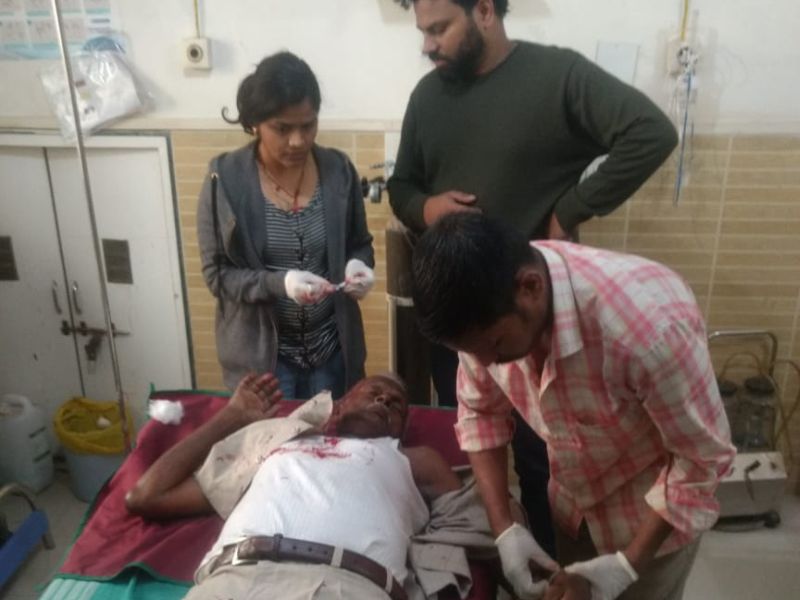 A senior citizen has been rushed to a hospital, senior citizen Hit by hawkers in thane | मुजोर फेरीवाल्यांकडून ज्येष्ठ नागरिकाला जबर मारहाण, रुग्णालयात दाखल