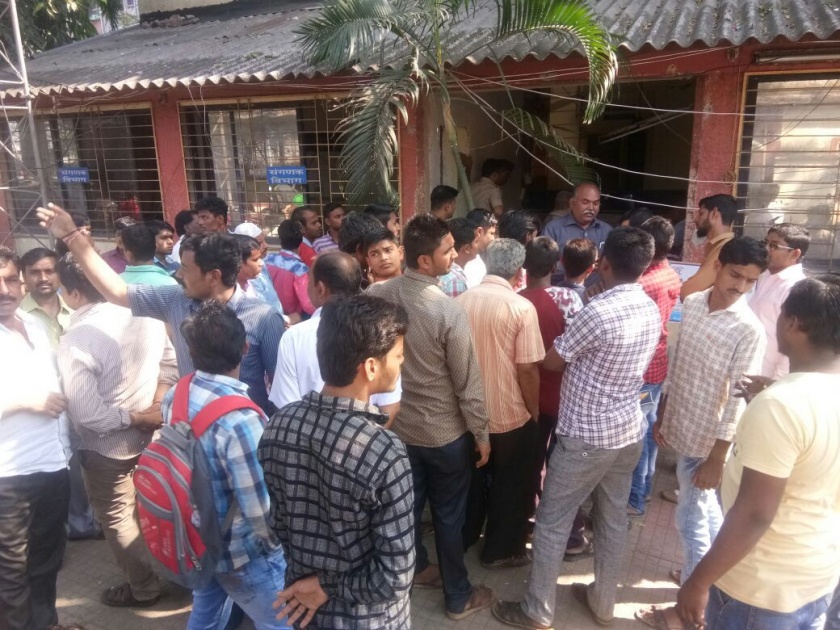 Tension created due to accumulation of hawkers in Ramnagar police station of Dombivli | डोंबिवलीच्या रामनगर पोलीस ठाण्यात फेरीवाले जमा झाल्याने निर्माण झाला तणाव