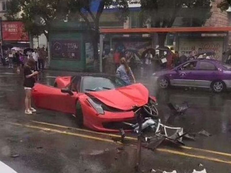 Chinese woman destroy her brand new ferrari just after purchase | 4.5 कोटींच्या फरारी कारचा पहिल्याच दिवशी चेंदामेंदा, महिलेचा व्हिडीओ व्हायरल