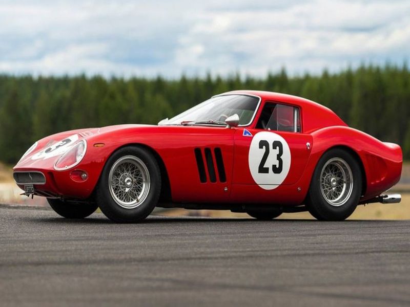 1962 ferrari 250 GTO world record auction in 48 plus million dollar | अबब! रेकॉर्ड ब्रेक किंमतीत विकली गेली फरारीची ही कार, किंमत वाचून व्हाल हैराण!