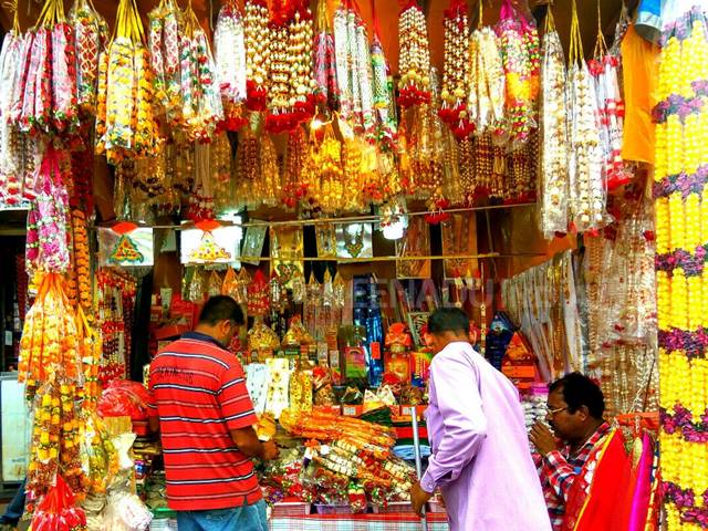 Sazali market for Nashik to reach Bappa | बाप्पाच्या आगमनासाठी नाशिकला सजली बाजारपेठ