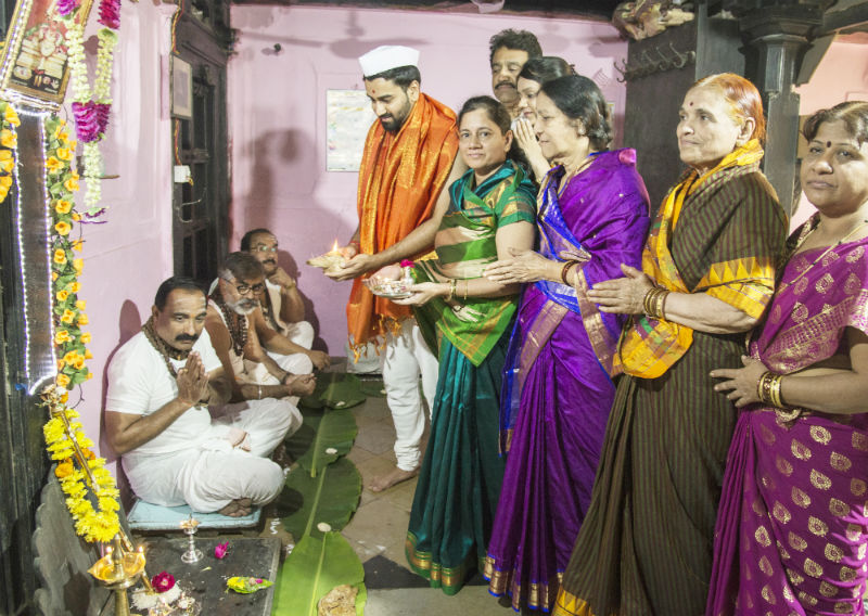 Pujas of other dignitaries including Sushilkumar Shinde, commencement of Religious Religions of Siddheshwar Yatra in Solapur, worship of Yogandanda in Shetegaon | शेटे वाड्यातील योगदंडाची पूजेने सोलापूरच्या सिध्देश्वर यात्रेतील धार्मिक विधीस प्रारंभ, सुशीलकुमार शिंदे यांच्यासह अन्य मान्यवरांची पूजेस हजेरी