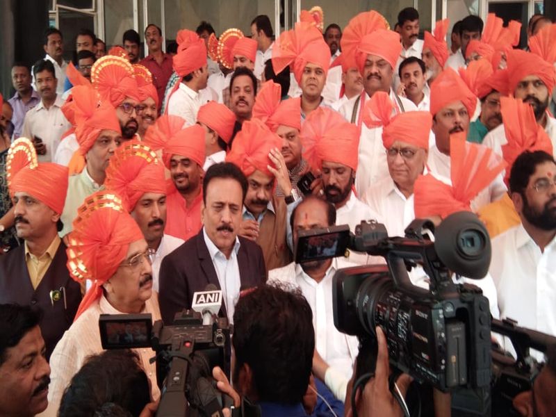 Celebration of BJP MLAs after the report, Chief Minister prayer in front of shivaji maharaj statue | अहवाल ठेवताच भाजपा आमदारांचं सेलिब्रेशन, मुख्यमंत्र्यांनी घेतले शिवरायांचे दर्शन