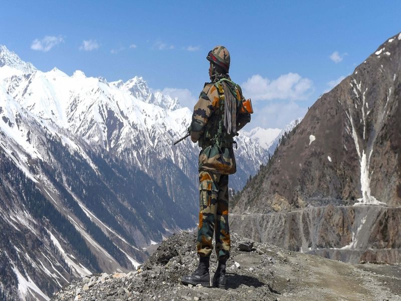  Tensions rise on Ladakh border as Chinese troops pitch tents; The Indian Army is also a sanctuary of aggressive vigilance | चिनी सैन्याने तंबू ठोकल्याने लडाख सीमेवर वाढता तणाव; भारतीय सैन्याचाही आक्रमक सतर्कतेचा पवित्रा