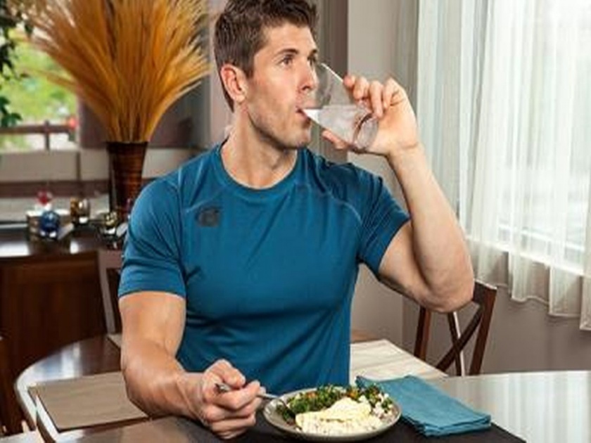 Know the drinking water immediately after eating can affect to body | खाल्ल्यानंतर लगेच पाणी पित असाल तर सावधान,'या' गंभीर आजारांना पडू शकता बळी...