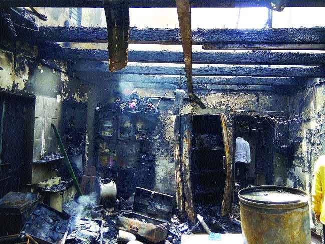 Fire on the house due to short circuit, loss of millions | शॉर्ट सर्किटमुळे घराला आग, लाखोंचे नुकसान