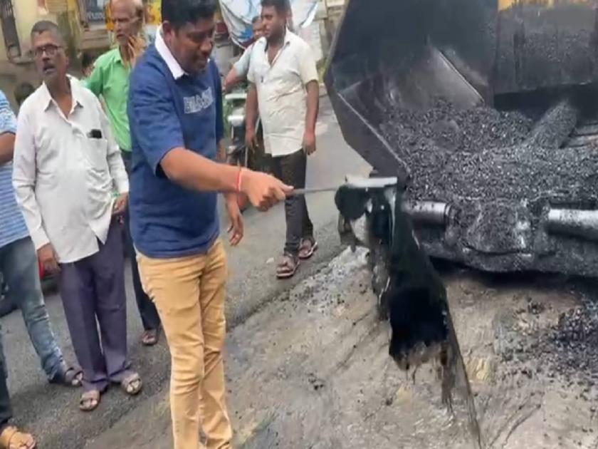 Shiv Sena Shinde group office-bearer exposes poor job of plugging potholes | शिवसेना शिंदे गटाच्या पदाधिकाऱ्याकडून स्त्यावरील खड्डे बुजविण्याच्या निकृष्ट कामाची पोलखोल