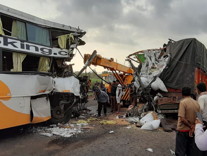 major Accident of bus-truck on Pune-Bangalore highway | पुणे-बेंगळुरु महामार्गावर बस-ट्रकमध्ये भीषण अपघात; पाच ठार