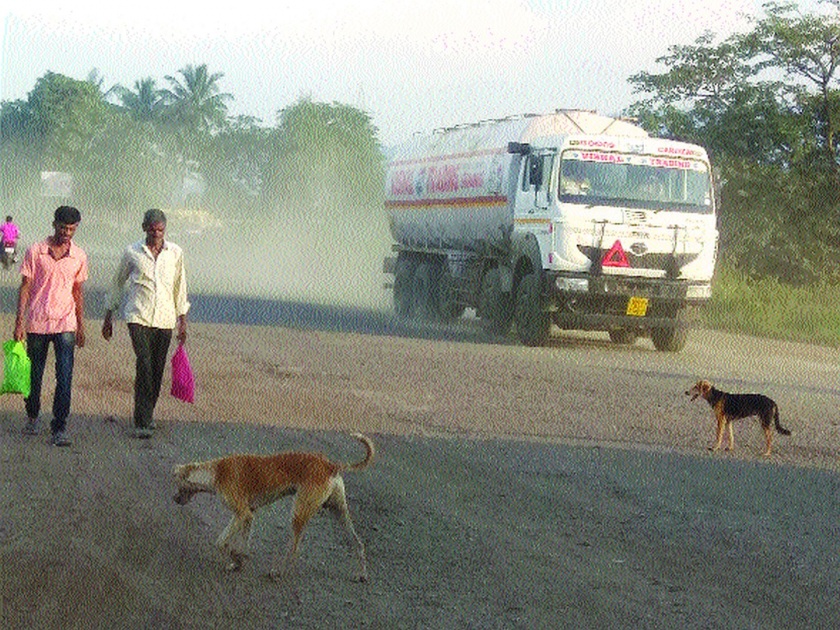huge dust due to work on the Wakan-Khopoli route | वाकण-खोपोली मार्गावर कामामुळे धुळीचे साम्राज्य