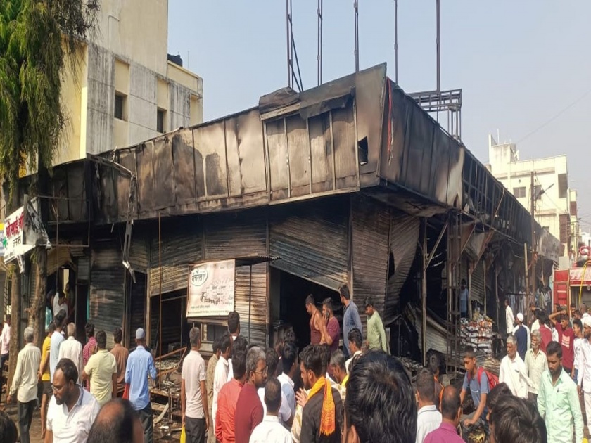 11 shops burnt down in fire, loss of 2.5 crores; Immediate run of fire fighting | आगीत ११ दुकाने भस्मसात, अडीच कोटीचे नुकसान; अग्निशमनची तात्काळ धाव
