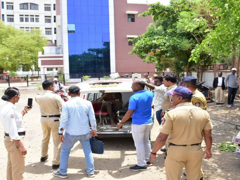 Ahmednagar news: Attempt of self-immolation in the premises of District Court by youth alligation of falls case | अहमदनगर: जिल्हा न्यायालयाच्या आवारात एकाचा आत्मदहनाचा प्रयत्न