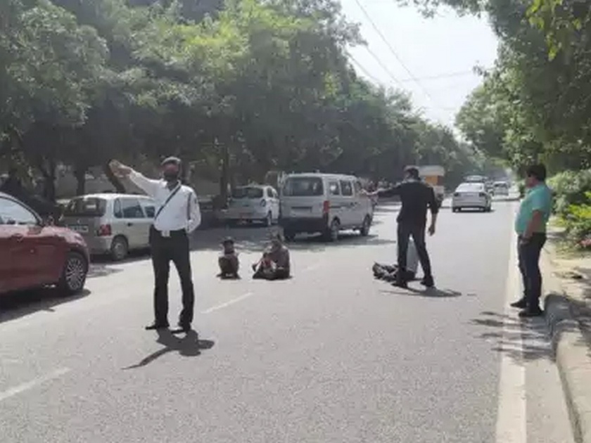police fined chalan for break red signal; driver protest on road with family | सिग्नल तोडल्याची पावती फाडली; चालक मनीष तिवारी यांनी सहकुटुंब रस्तारोको केला