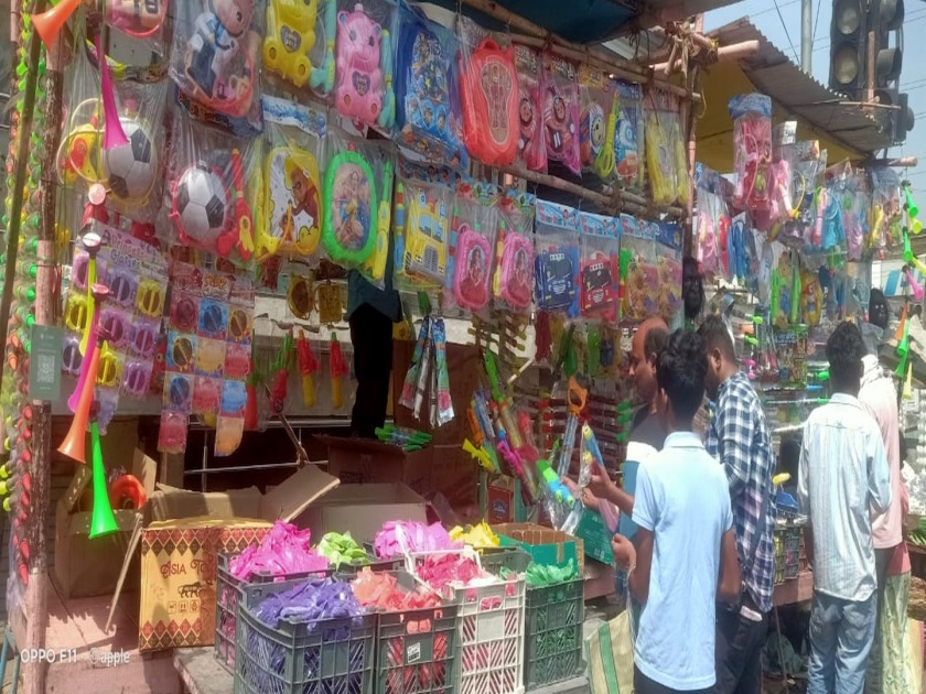 market vibrancy due to Holi, Dhulivandan; Turnover of lakhs from color, sprayer | होळी, धुलिवंदनामुळे बाजारपेठेत चैतन्य; रंग, पिचकारीतून लाखोंची उलाढाल
