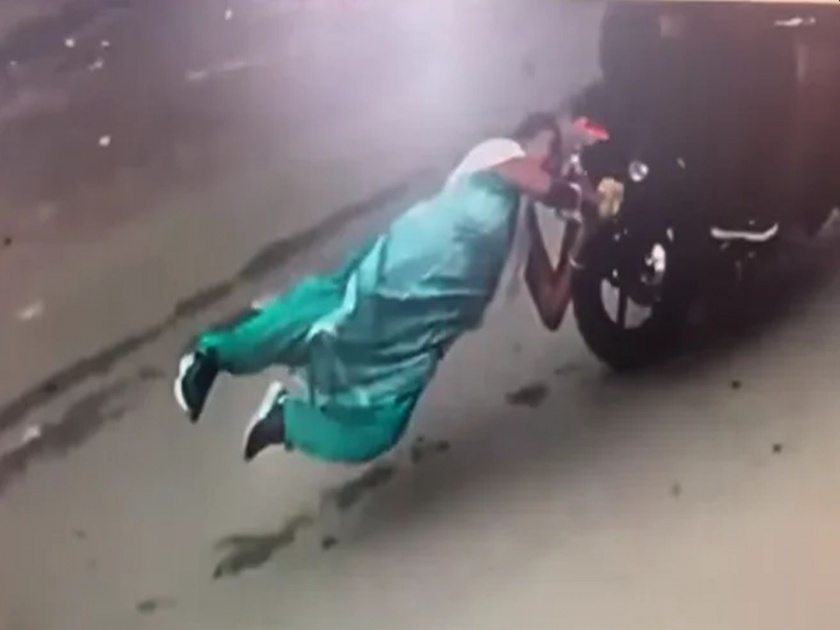 Chain snatchers drag eldery woman in assam video viral | खळबळजनक! बाईकस्वार चोरांनी चेन ऐवजी पकडला महिलेचा गळा; अन् मग, पाहा थरारक व्हिडीओ