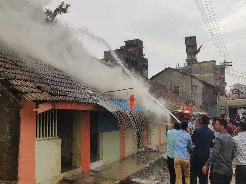 Old police line fire in Jawahar; Fortunately no casualties were reported | Video: जव्हारमध्ये जुन्या पोलीस लाईन चाळीला आग; सुदैवाने जीवितहानी टळली