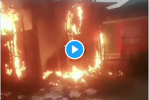 West Bengal Results 2021 bjp party office burned down in arambagh kolkata bjp tmc | West Bengal Results 2021 : निवडणूक निकालानंतर पश्चिम बंगालमध्ये हिंसाचार; भाजपा कार्यालयाला भीषण आग