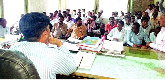 Reasons for the exhaustion of tiredness in Phaltan tehsil office: Farmers' agitation against New Phaltan Sugar Works | फलटण तहसील कार्यालयातच ठिय्या थकीत ऊसबिलाचे कारण : न्यू फलटण शुगर वर्क्सच्या विरोधात शेतकऱ्यांचे आंदोलन