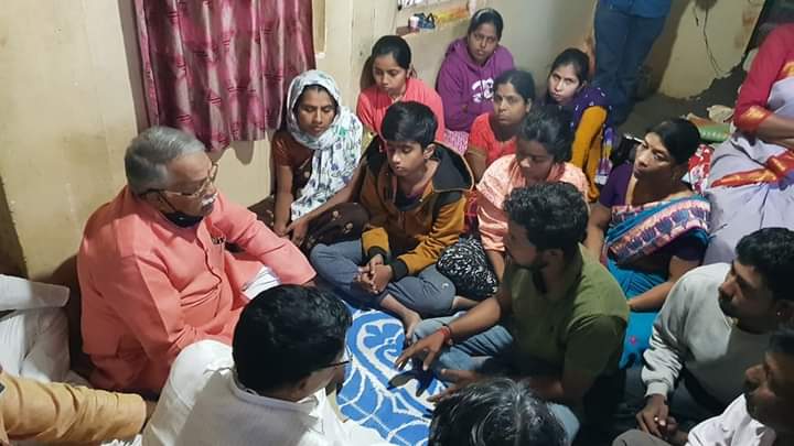 5 lakh help from Shiv Sena leader chandrakant khaire to the family of 'that' Shiv Sainik in beed | 'त्या' शिवसैनिकाच्या कुटुंबीयांना शिवसेना नेत्याकडून 5 लाखांची मदत