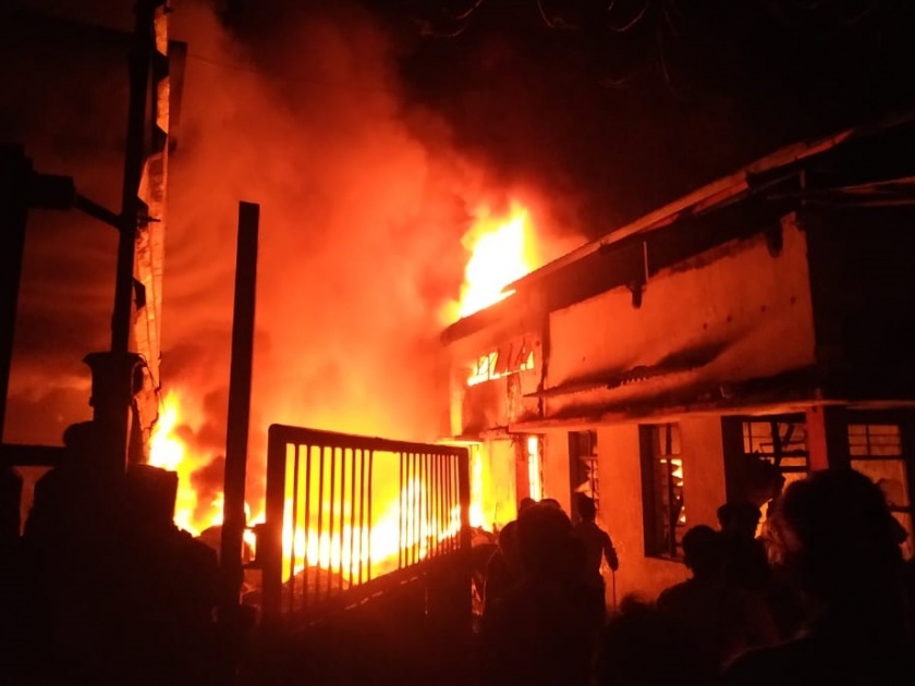   A huge fire broke out in Chiplun | नागरिकांच्या सर्तकतेमुळे बचावले दोघेजण; चिपळुणात भंगार गोडावूनला भीषण आग