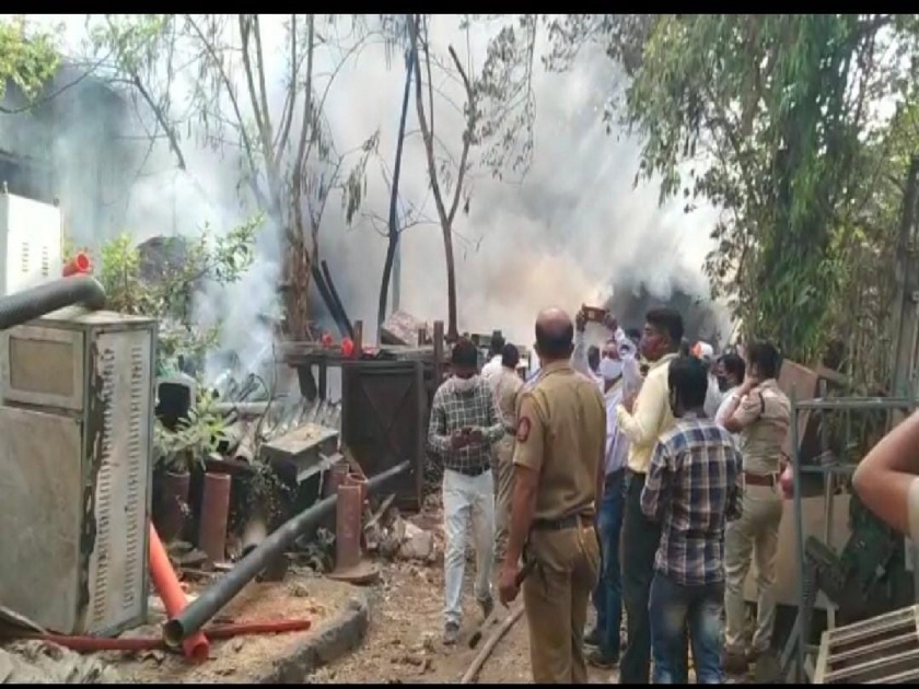 A huge fire broke out in the warehouse at Kalyan railway yard | कल्याण रेल्वे यार्डातील गोदामाला भीषण आग 