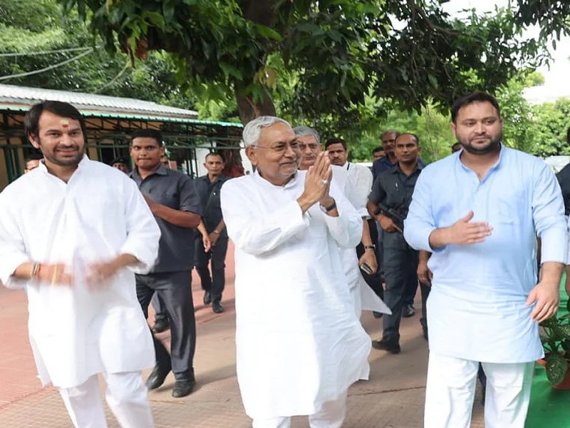 Bihar Chief Minister Nitish Kumar met Governor Phagu Chauhan and resigned from the post of Chief Minister, creating a political earthquake. | बिहारमध्ये राजकीय भूकंप; नितीशकुमार यांनी दुसऱ्यांदा भाजपाशी घेतला काडीमोड