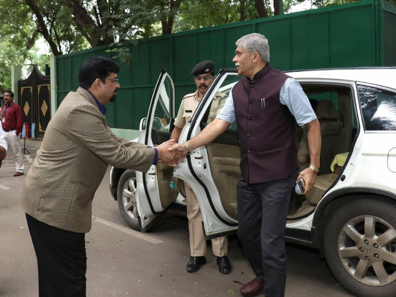 Vice Chancellor of Pune University to sell his own car; Why did they say that ... | पुणे विद्यापीठाचे कुलगुरू विकणार स्वतःची कार; ते का म्हणाले असं...