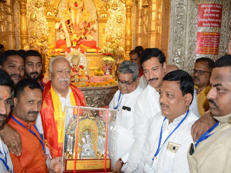 mohan bhagwat praise the lord ganesh for ram temple | राम मंदिरासाठी माेहन भागवतांचे दगडूशेठ गणपतीकडे साकडे