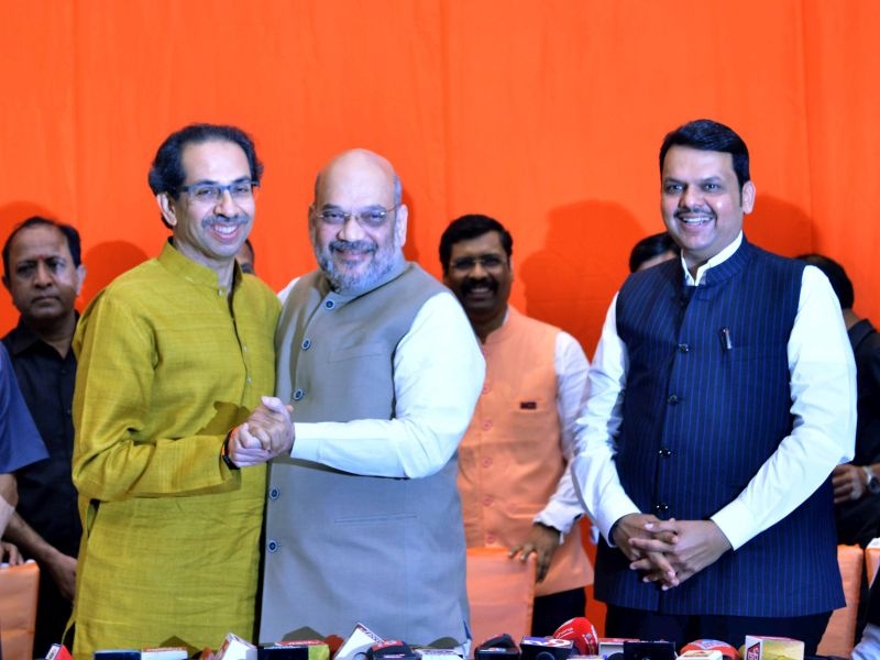 shiv sena bjp announces alliance ahead of lok sabha election 2019 | ...आणि अखेर भाजपा-शिवसेना युती झालीच; अमित शहा, उद्धव ठाकरेंच्या साक्षीनं मुख्यमंत्र्यांची घोषणा