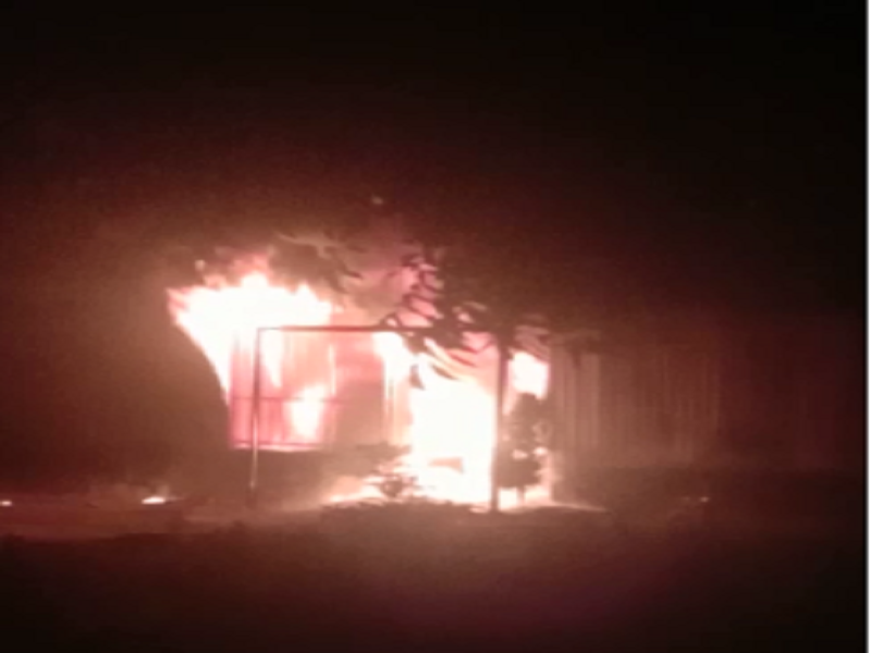 Massive fire at Transformer repair center near Kada; Four workers were rescued | रोहित्र दुरूस्ती केंद्रास भीषण आग; दैवबलवत्तर म्हणून चार कामगार बचावले