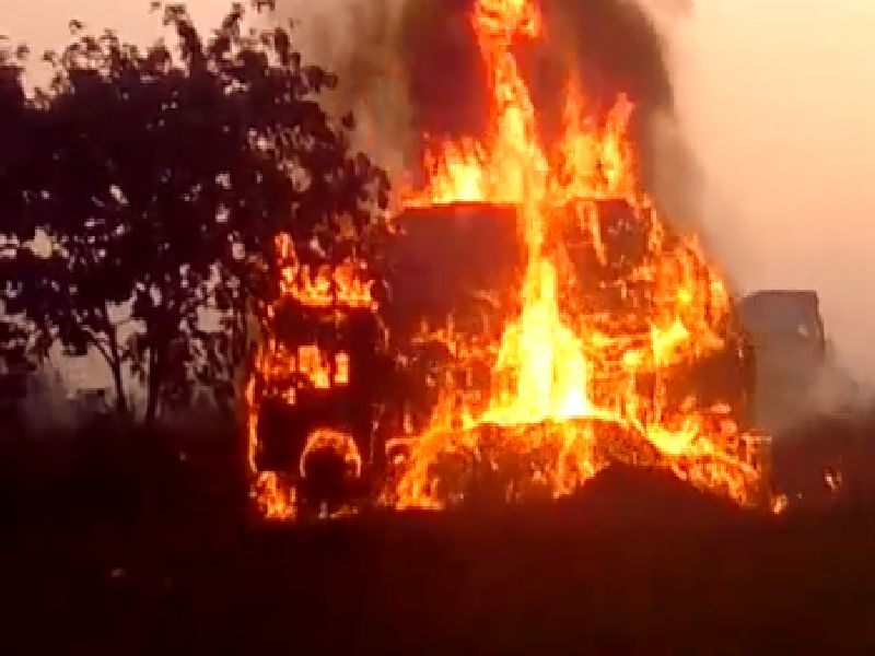 Truck fire filled with matchboxes on Malegaon-Manmad road | मालेगाव-मनमाड रस्त्यावर आगपेटी भरलेल्या ट्रकला आग