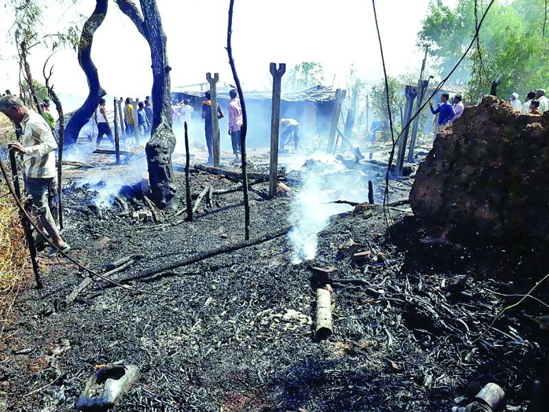 Balegaon, house at Vani, Cold Fire; Loss of six lakh | बळेगाव, वणी येथे घर, गोठय़ाला आग; सहा लाखांचे नुकसान