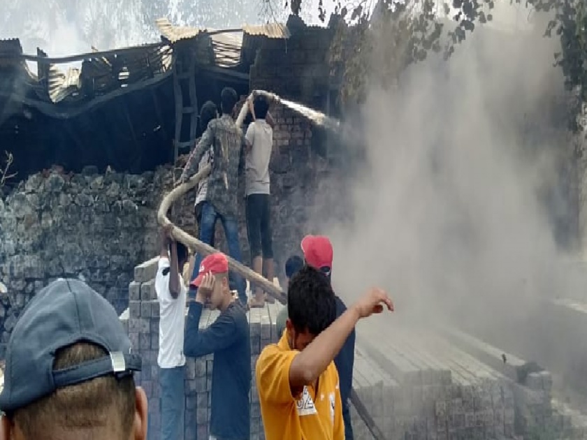 A fire broke out at a plywood door company at Varye Ramnagar in Satara | Satara: वर्ये रामनगर येथे प्लायवूड दरवाजा कंपनीला भीषण आग, कोट्यवधीचे नुकसान 