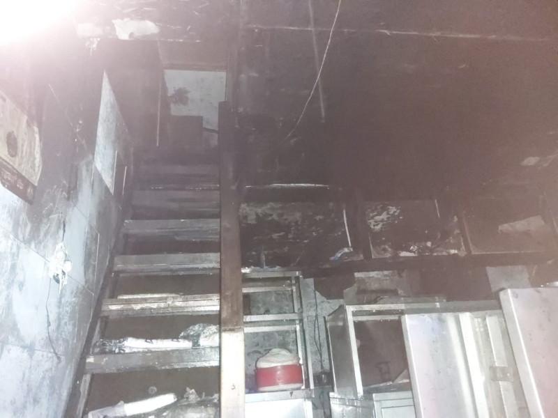A massive fire broke out in the attic of a hotel in Pune Market Yard 2 workers killed, 1 injured | पुण्याच्या मार्केटयार्ड येथे एका हॉटेलच्या पोटमाळ्यावर भीषण आग; २ कामगारांचा मृत्यू, १ जखमी