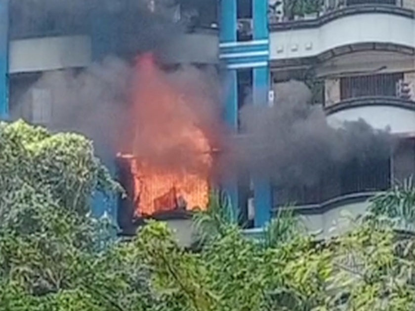 incident of fire in building in kalyan | VIDEO: कल्याणमध्ये इमारतीमधील एका घराला आग; घरातील सामनाचं मोठं नुकसान