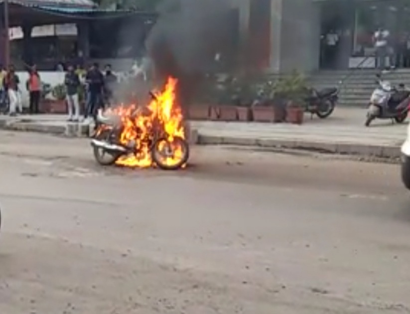The owner's bike caught fire without paying for the work | कामाचे पैसे न देणाऱ्या मालकाची दुचाकी जाळली