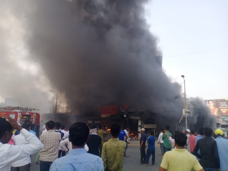 Fierce fire at 8 shops including Misal Hotel at Kharadi in Pune; Attempts to extinguish the fire continue | Video: पुण्यात खराडी येथे मिसळच्या हॉटेलसहित ८ दुकानांना भीषण आग; आग विझवण्याचे प्रयत्न सुरू
