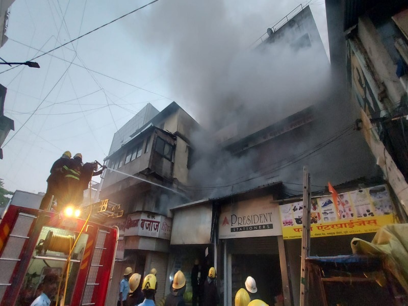 Fire in shop in Bohri Ali in Pune Control of fire by fire brigade | पुण्यात बोहरी आळीत दुकानामध्ये आग; अग्निशमन दलाकडून आगीवर नियंञण