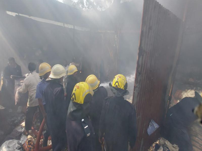 Fire breaks out at Gadi factory in Ganesh Peth Burn all ingredients | गणेश पेठेत गादी कारखान्याला भीषण आग; सर्व साहित्य जळून खाक