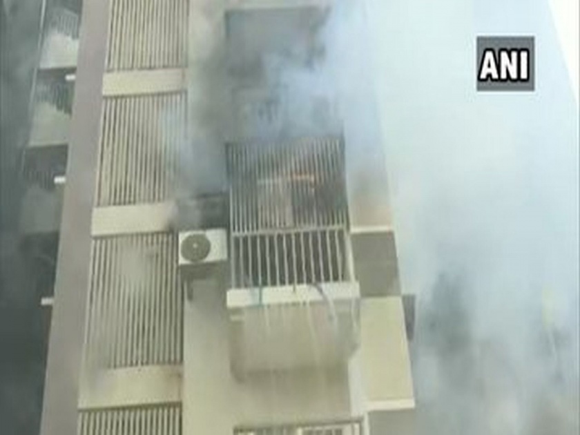 Ahmedabad: Fire breaks out at residential building off SG Highway, many trapped | अहमदाबादमध्ये इमारतीला भीषण आग, 15 लोक अडकले 