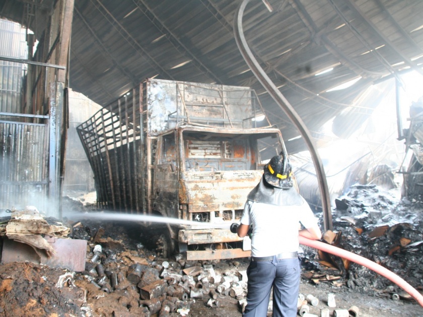Fire to Cardboard warehouse at Chikhali; Success in controlling the fire after five hours | चिखली येथे पुठ्ठ्याच्या गोदामाला आग; पाच तासांनंतर आगीवर नियंत्रण मिळवण्यात यश 
